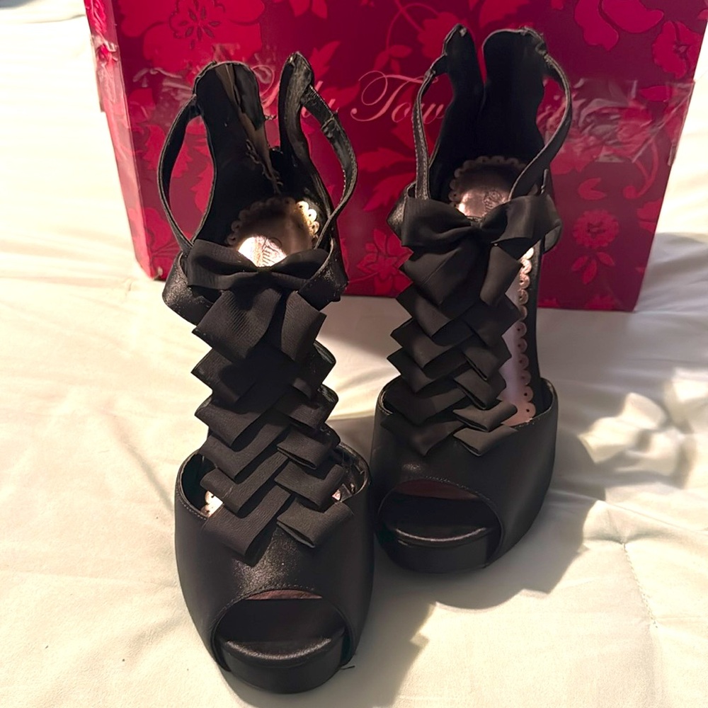 Lulu Townsend Bow w/ T-Strap 5” Black Stilettos Open Toe, Back Zip, BOW …